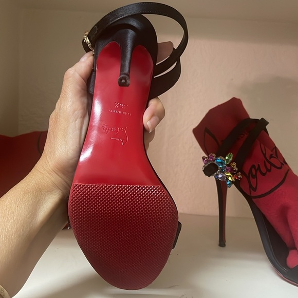 Gorgeous black satin CL heels - Picture 2 of 3